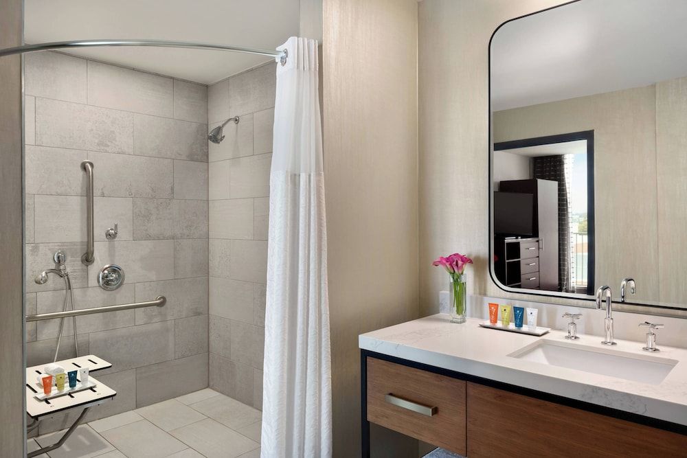 Twelve Midtown, Autograph Collection Suite, 1 Bedroom (Mobility/Hearing Access, Roll-In Shwr) 2
