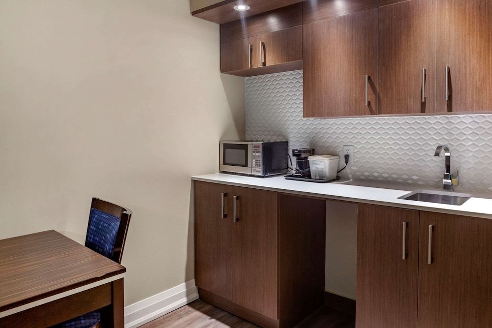 EconoLodge Downtown Toronto King room, 1st floor - Non-Smoking 4