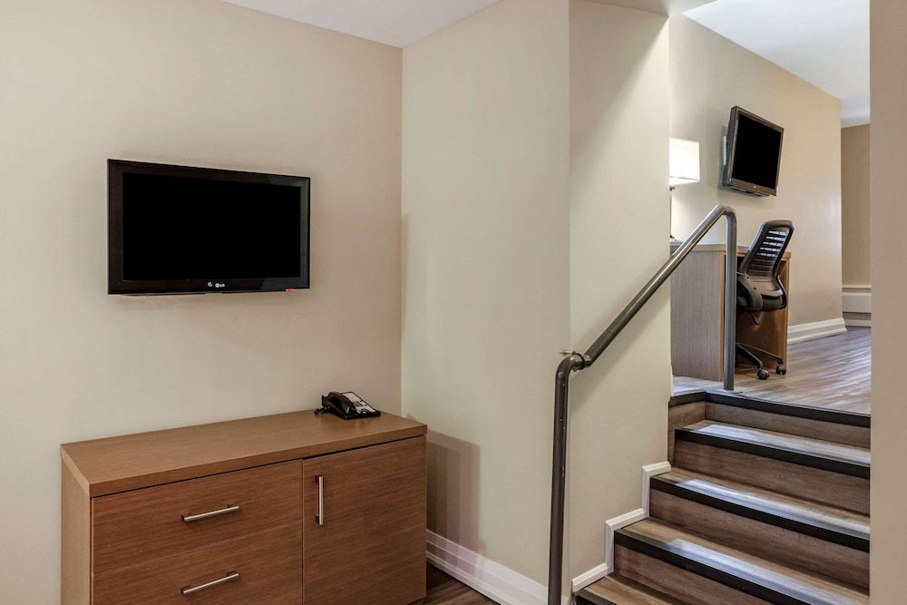 EconoLodge Downtown Toronto King room, 1st floor - Non-Smoking 5