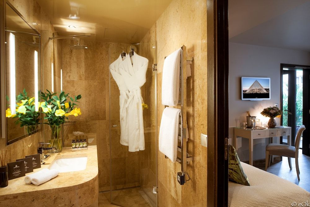 B Montmartre Premium Double or Twin Room 3