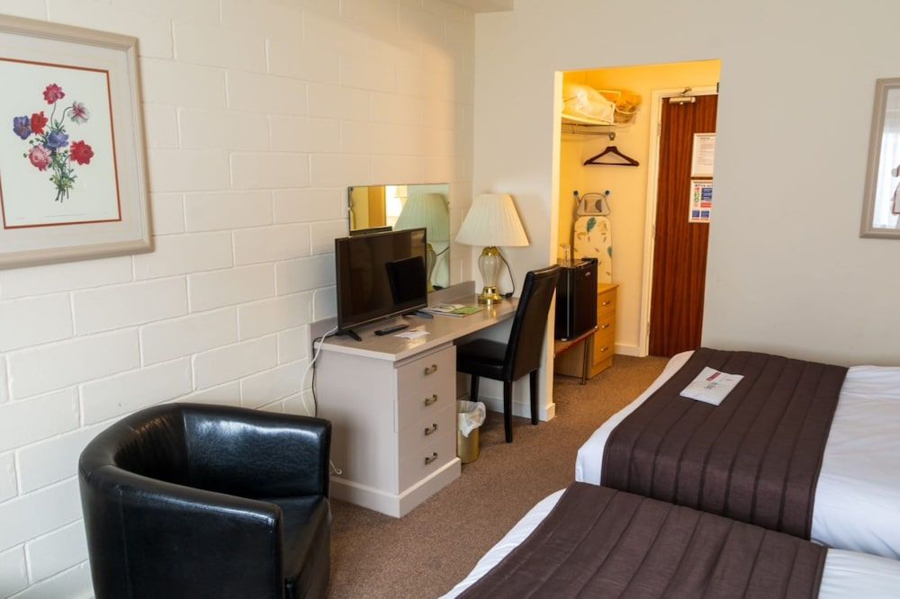 The Waterside Hotel Standard Twin Room, 2 Twin Beds 3