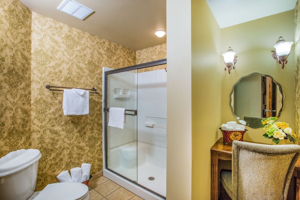 First Gold Gaming Resort Suite, 1 Queen Bed with Sofa bed 3