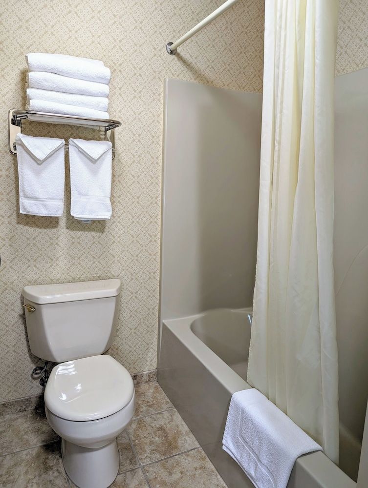 First Gold Gaming Resort Room, 2 Queen Beds 9