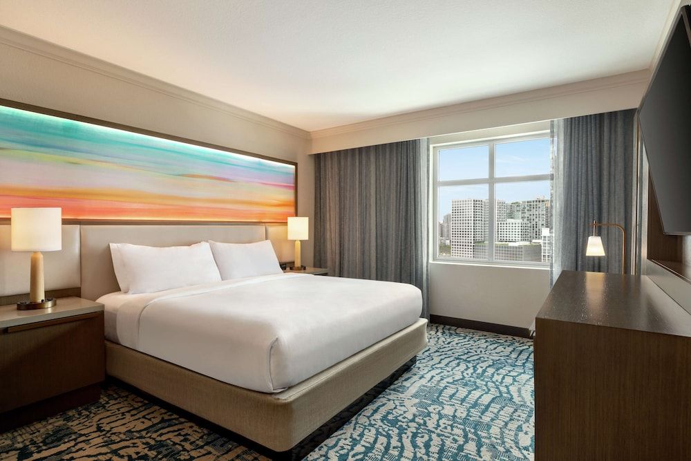 Suite, 1 King Bed, Accessible, Corner (Hearing)