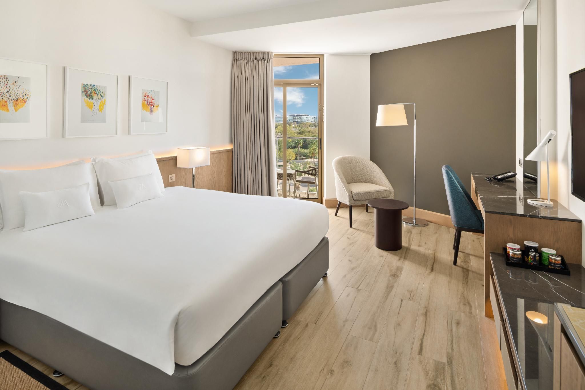 JA Beach Hotel, Dubai Resort View Room with Private Beach, Splash Park and Mall Shuttle 2