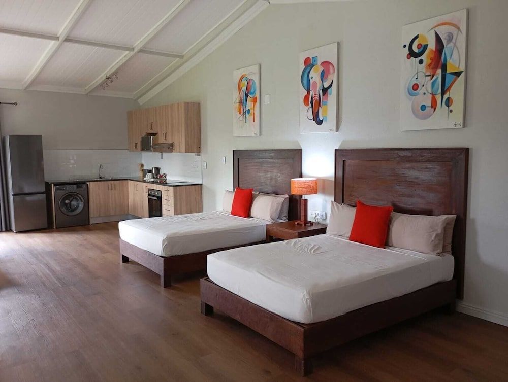 Shumba Valley Lodge Lanseria Airport Superior Room - Self Catering 2