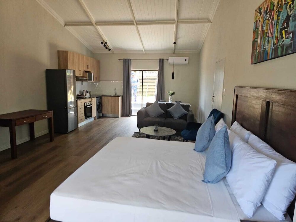 Shumba Valley Lodge Lanseria Airport King Room - Self Catering