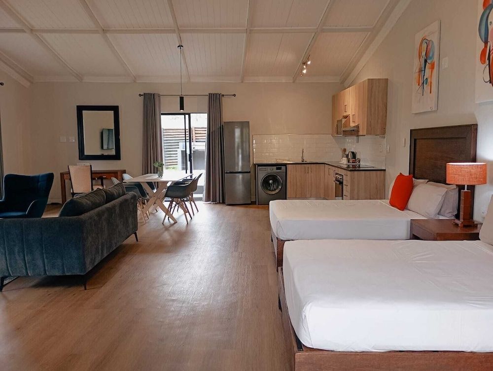 Shumba Valley Lodge Lanseria Airport Superior Room - Self Catering