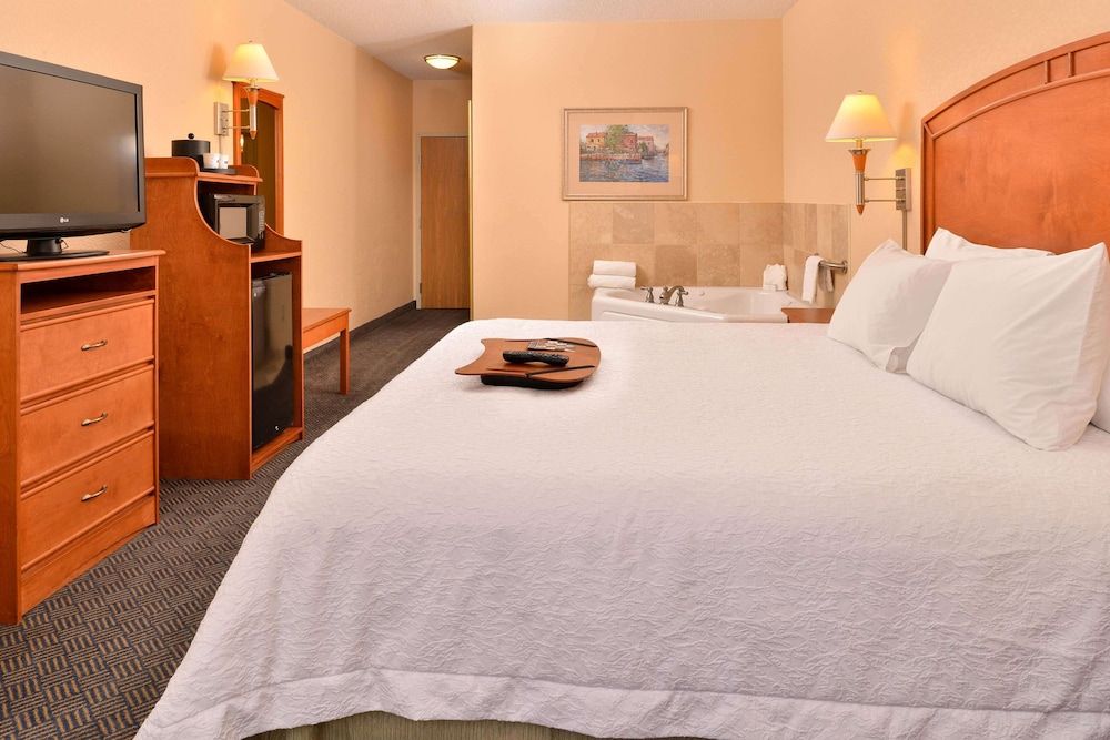 Suite, 1 King Bed, Non Smoking (Jetted Tub)