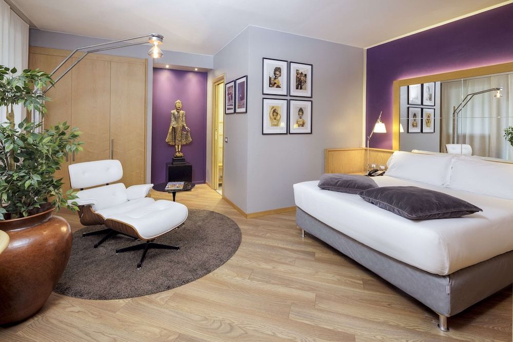 Suite, 1 King Bed, Non Smoking (Living Room)