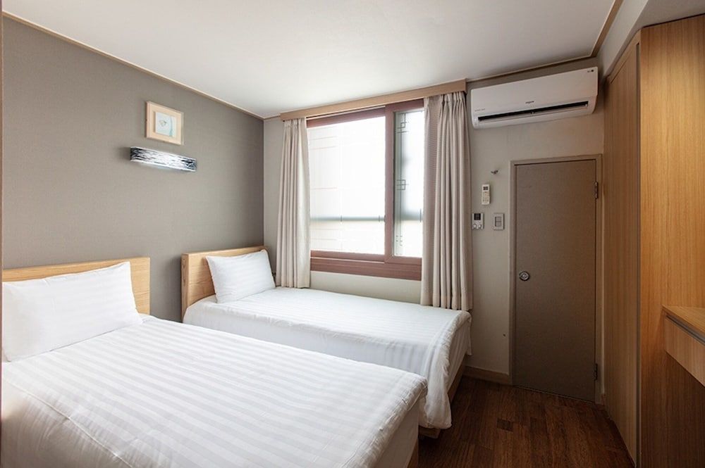 Western Coop Residence Dongdaemun Superior Twin Room 2