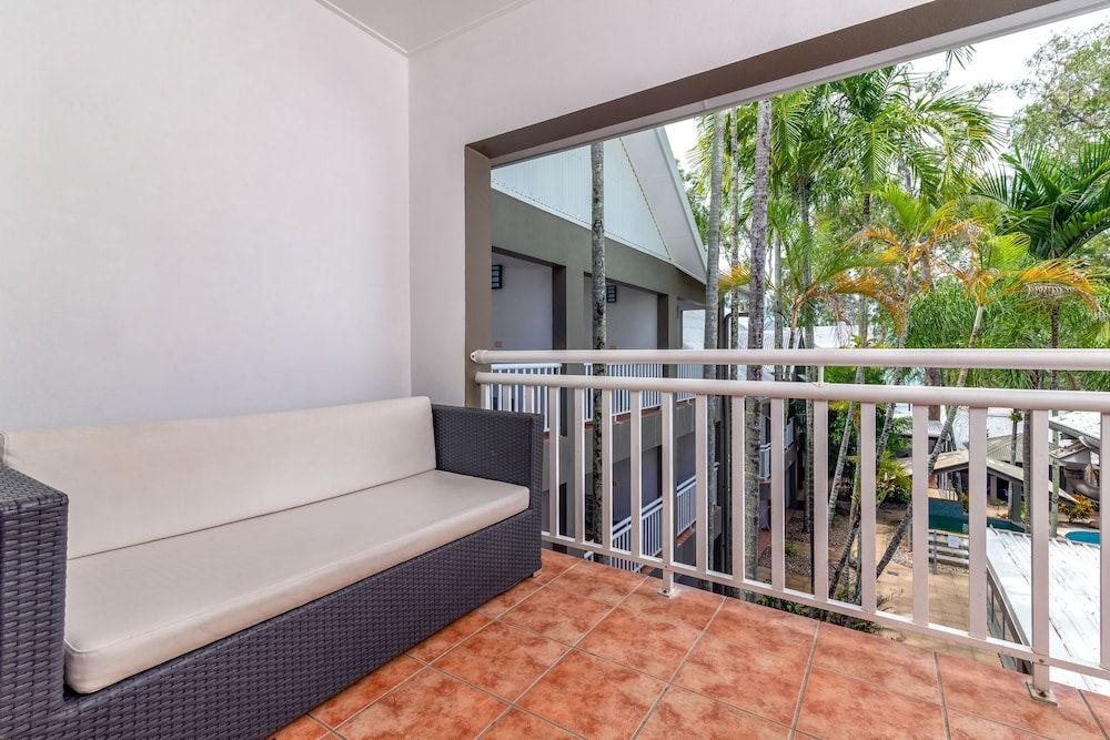 Paradise on the Beach Resort - Palm Cove Suite, 1 Bedroom, Pool View 3