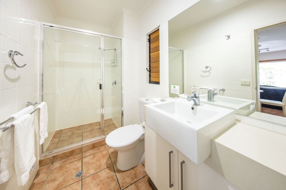 Paradise on the Beach Resort - Palm Cove Suite, 1 Bedroom, Pool View 4
