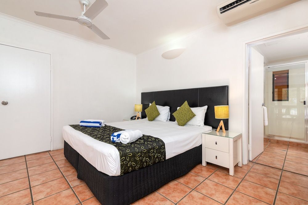 Paradise on the Beach Resort - Palm Cove Suite, 2 Bedrooms, Pool View 3