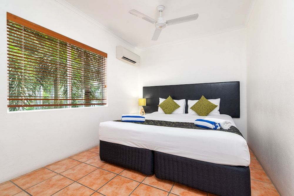 Paradise on the Beach Resort - Palm Cove Suite, 1 Bedroom, Pool View 2
