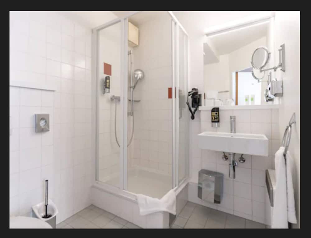 Premier Inn Wien City Hauptbahnhof Superior Double Room 4