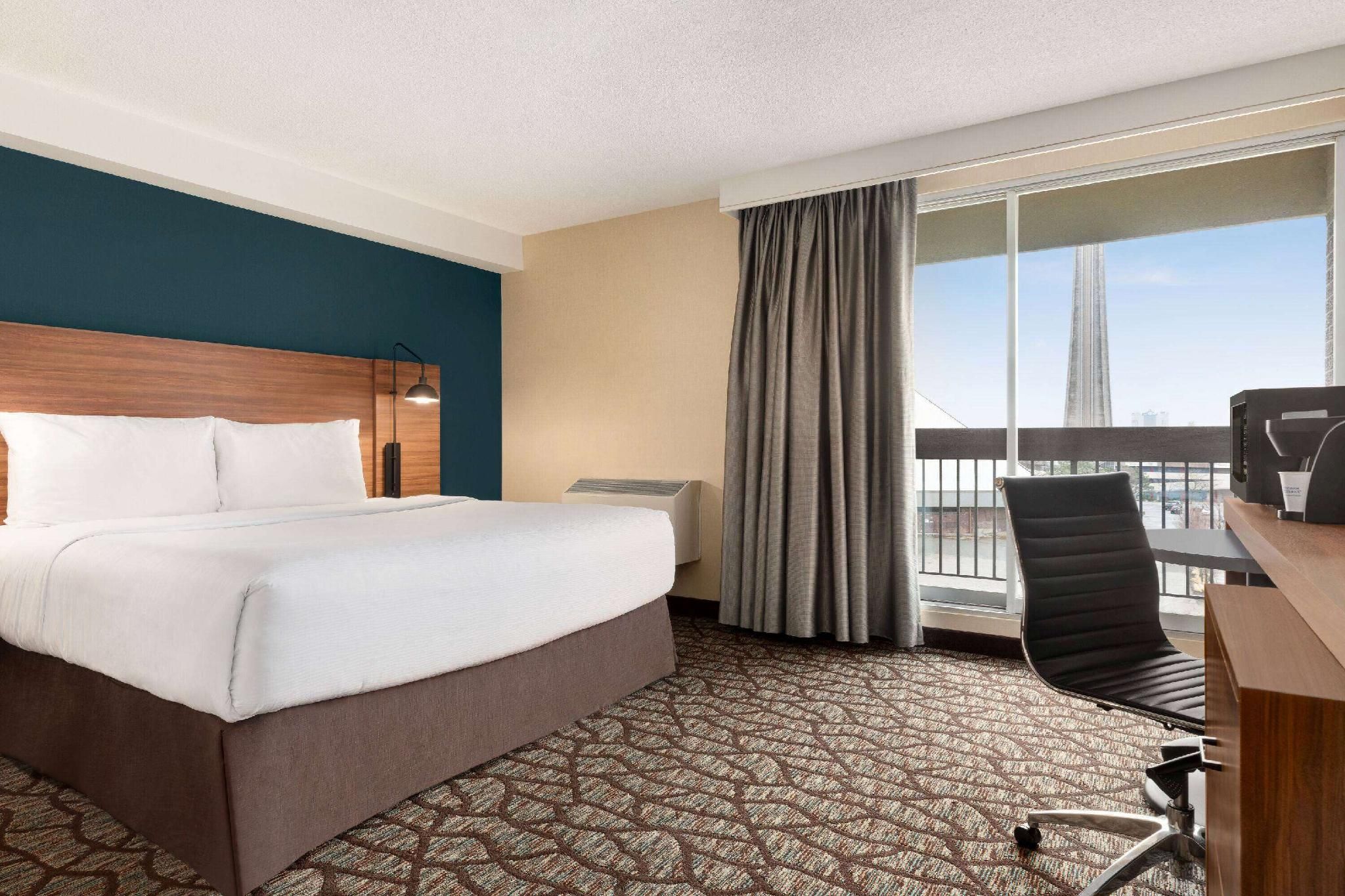 undefined Wyndham Garden Niagara Falls Fallsview 7