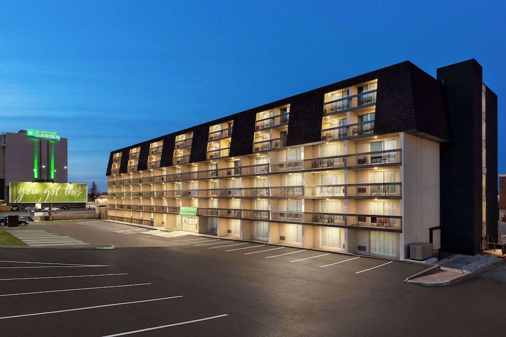 undefined Wyndham Garden Niagara Falls Fallsview 4