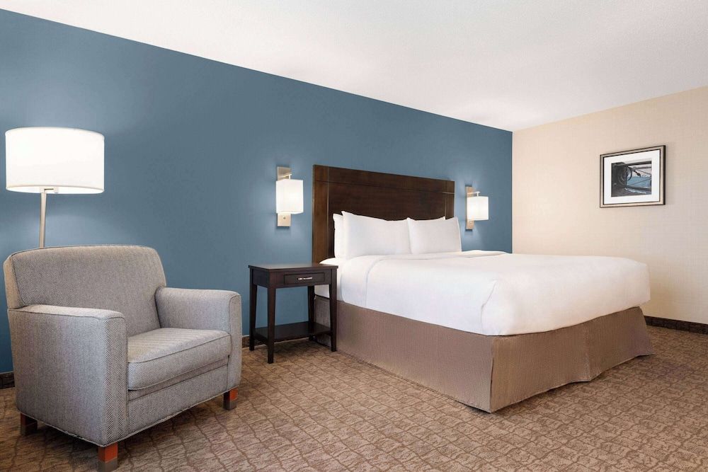 undefined Wyndham Garden Niagara Falls Fallsview 10