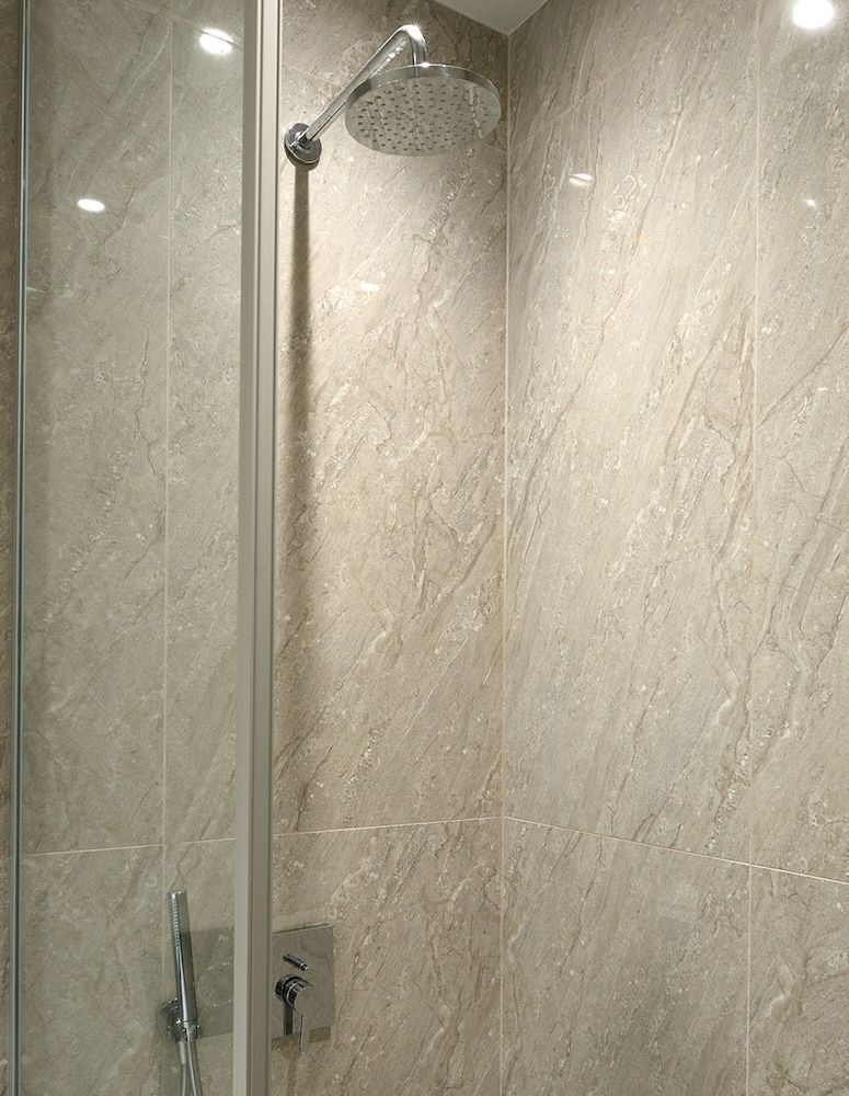 Le Palace Hotel Family Room 10