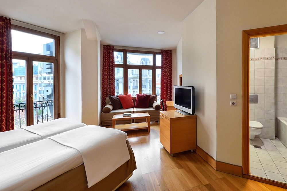 Le Palace Hotel Family Room 3