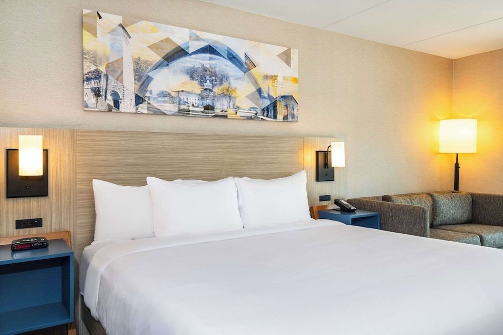 Comfort Inn Highway 401 Room, 1 King Bed, Non Smoking (Upgrade) 5