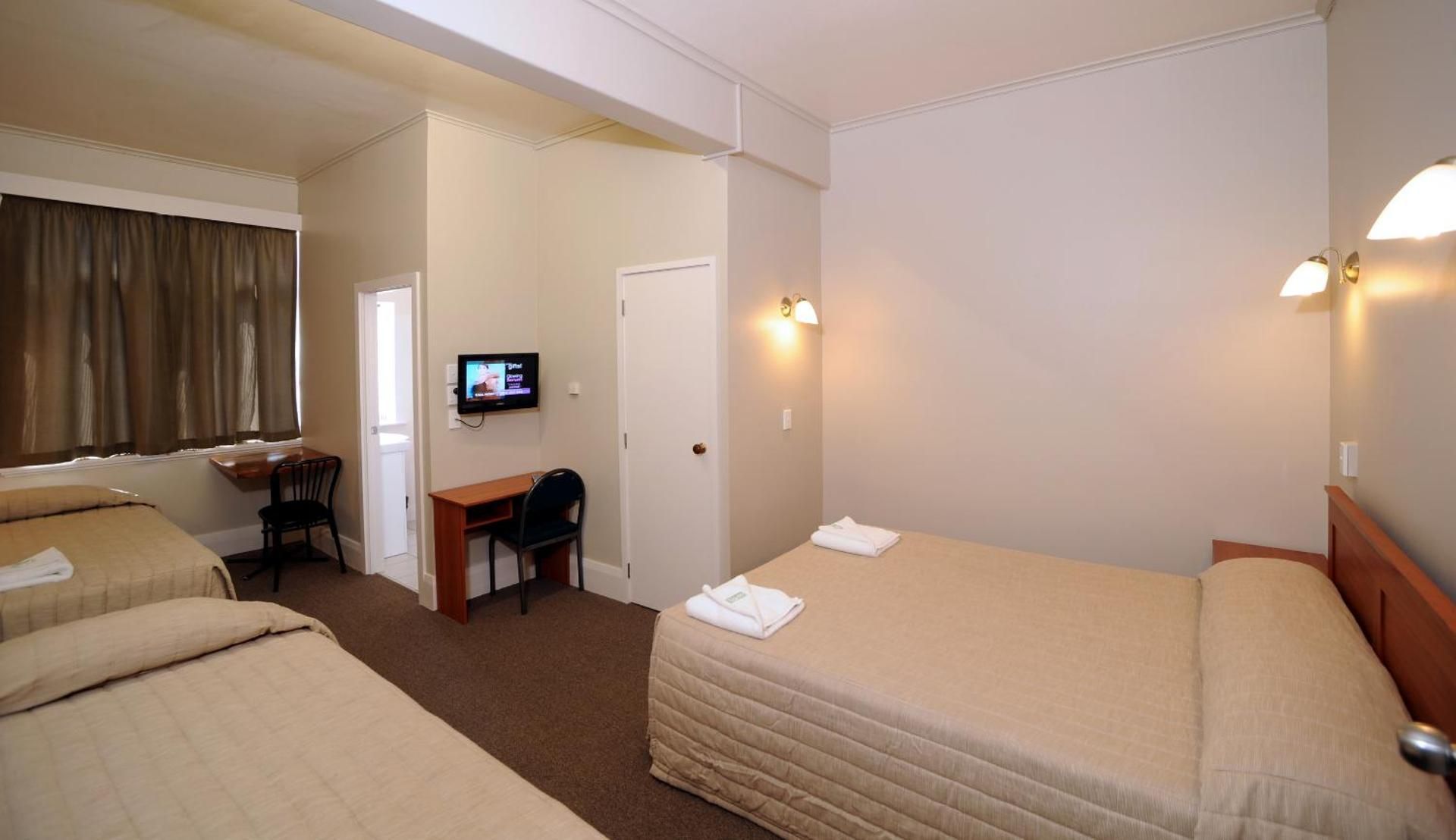 Kiwi International Hotel Family Room with Bathroom 2