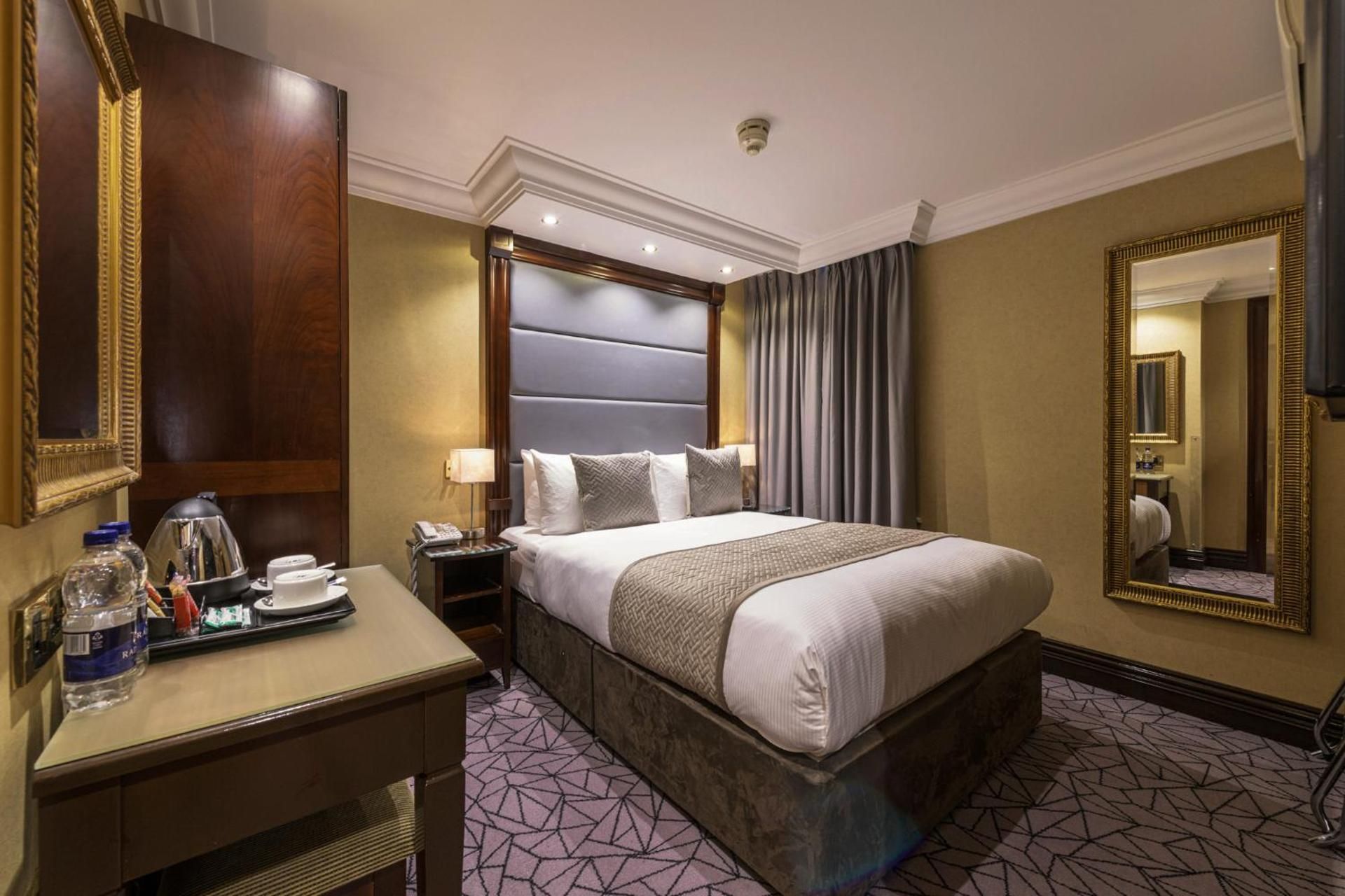 undefined Hyde Park International 4