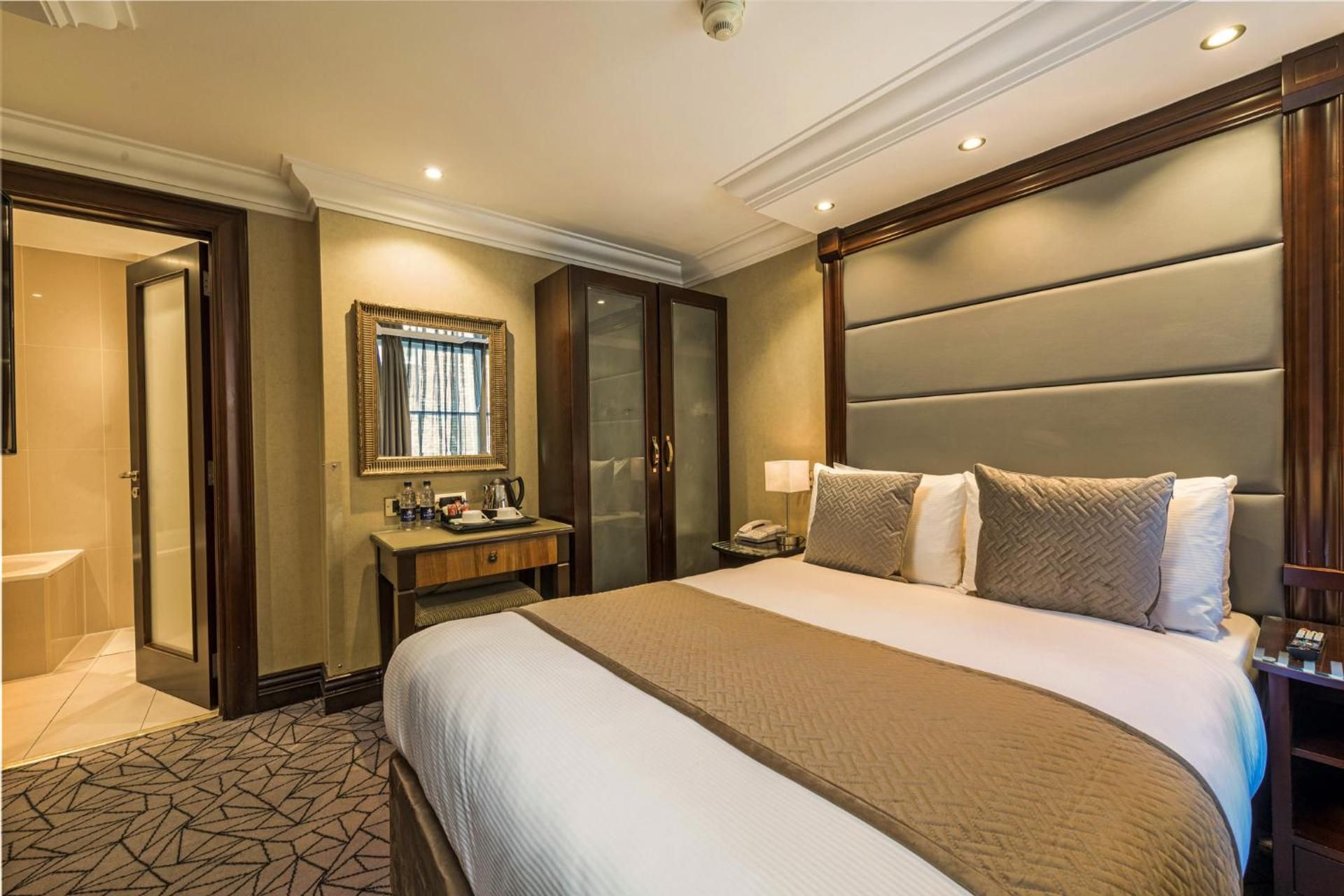 undefined Hyde Park International 3