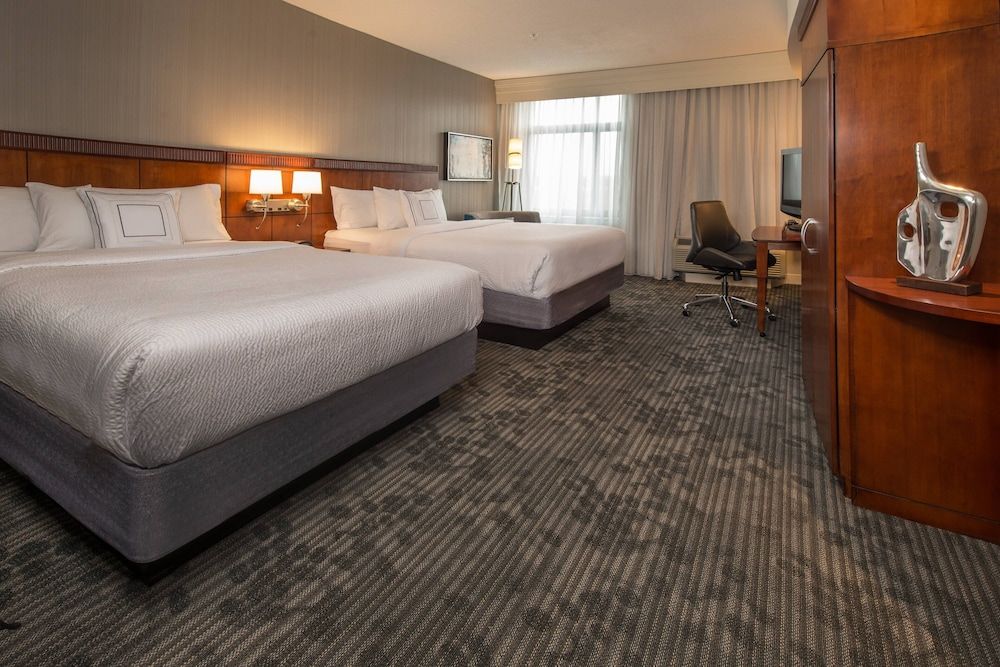 Room, 2 Queen Beds, Non Smoking (Mobility/Hearing Access, Roll-In Shwr)