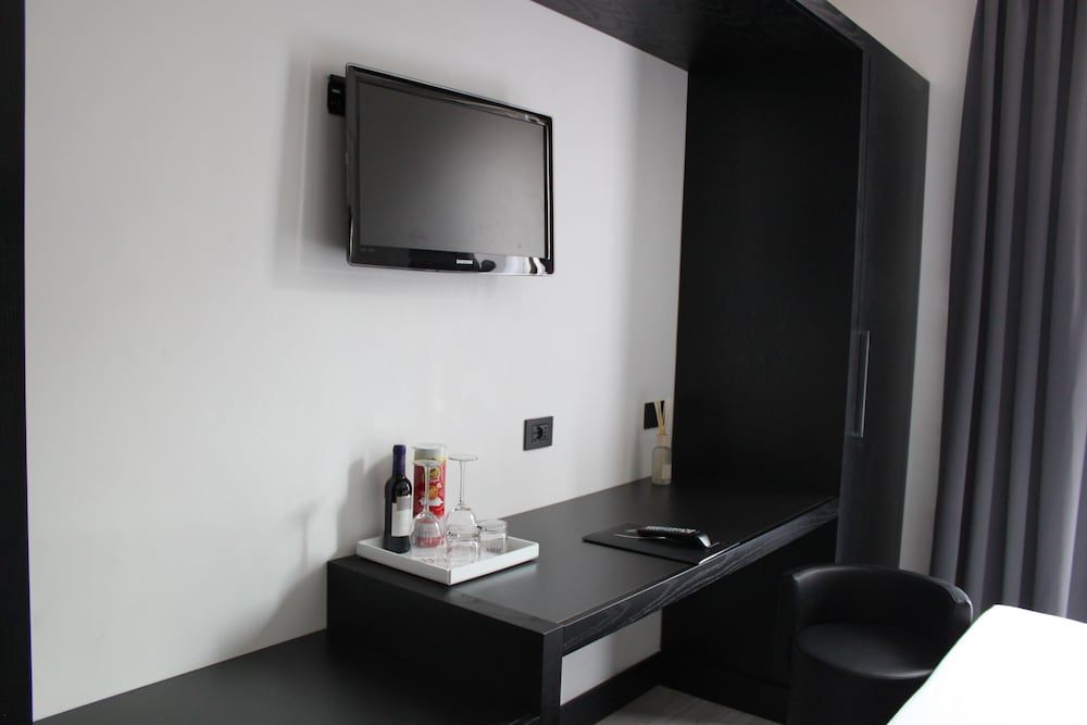 LHP Hotel Napoleon Classic Double Room 5