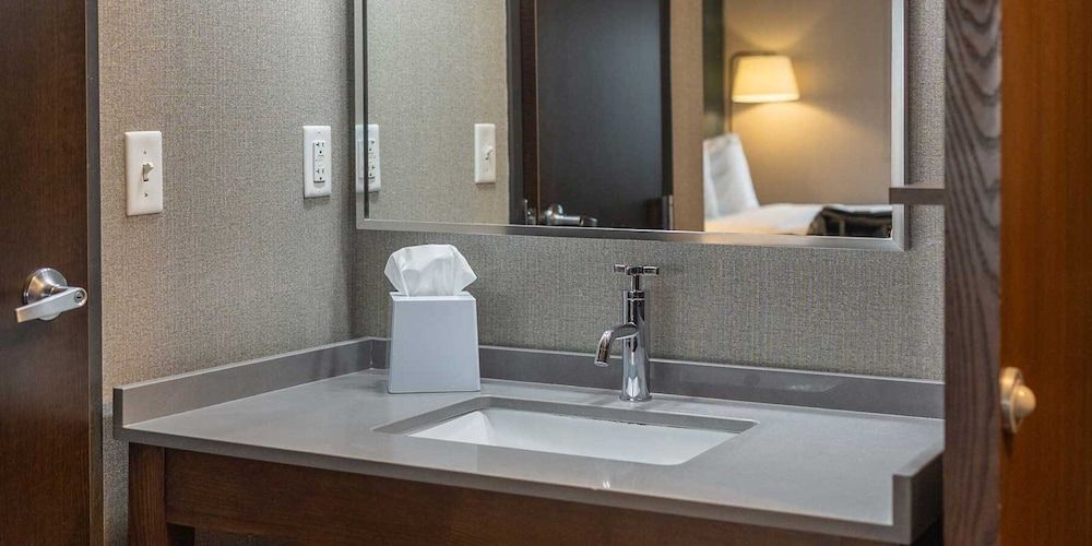 Crowne Plaza Niagara Falls NY Riverside by IHG Standard Room, 2 Queen Beds, Pool View 7