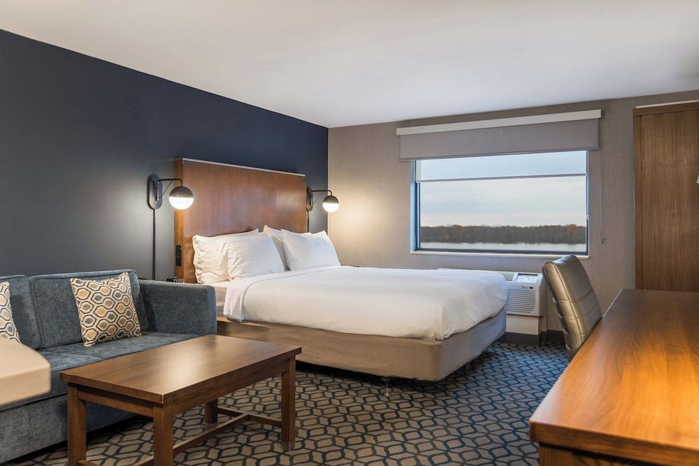 Standard Room, 1 King Bed, River View