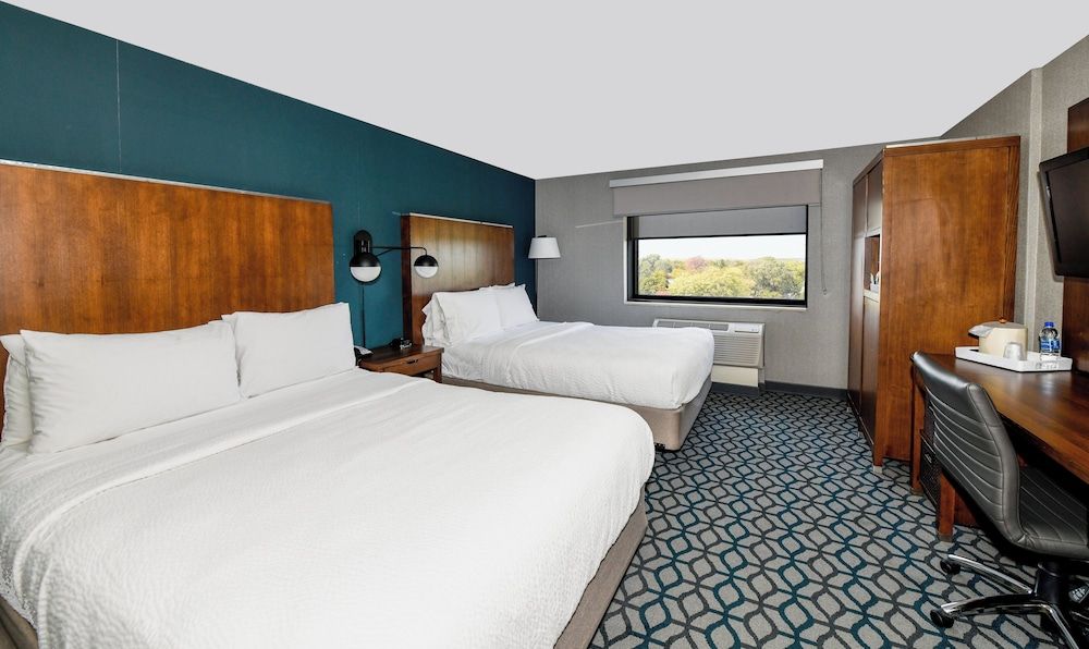 Crowne Plaza Niagara Falls NY Riverside by IHG Standard Room, 2 Queen Beds, Pool View 6