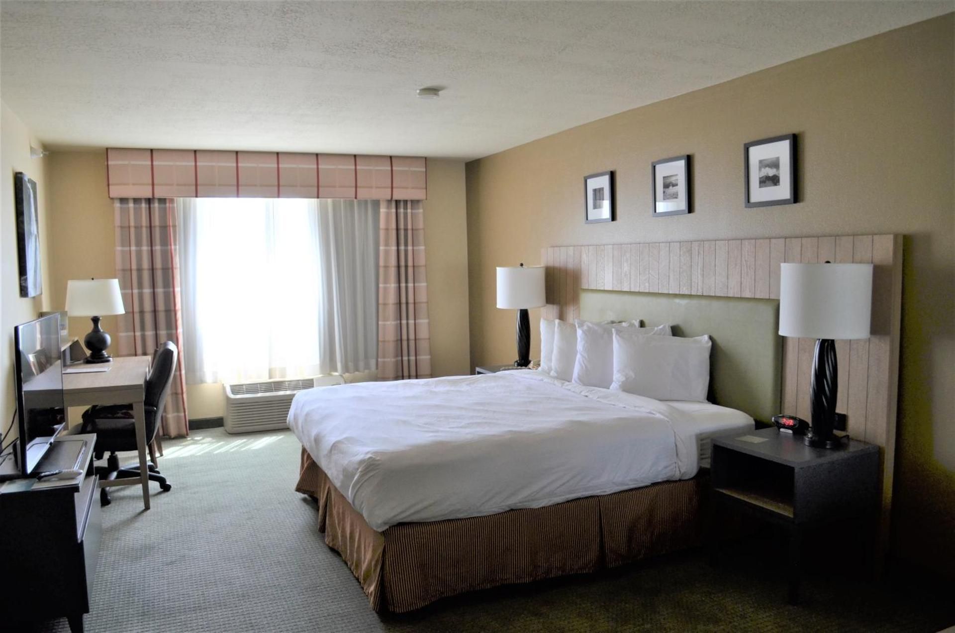 1 King Bed, 2 Queen Beds, Nonsmoking