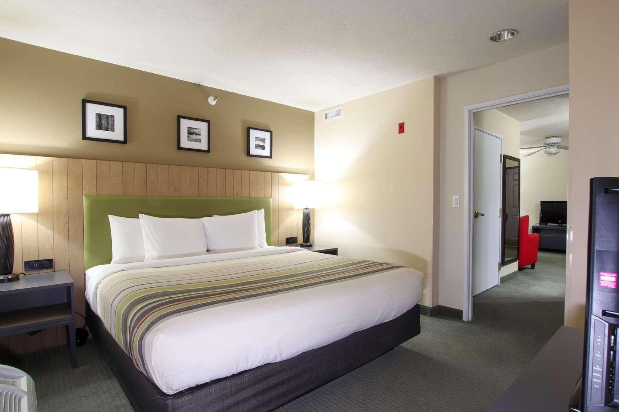 1 King Bed, Nonsmoking, Accessible