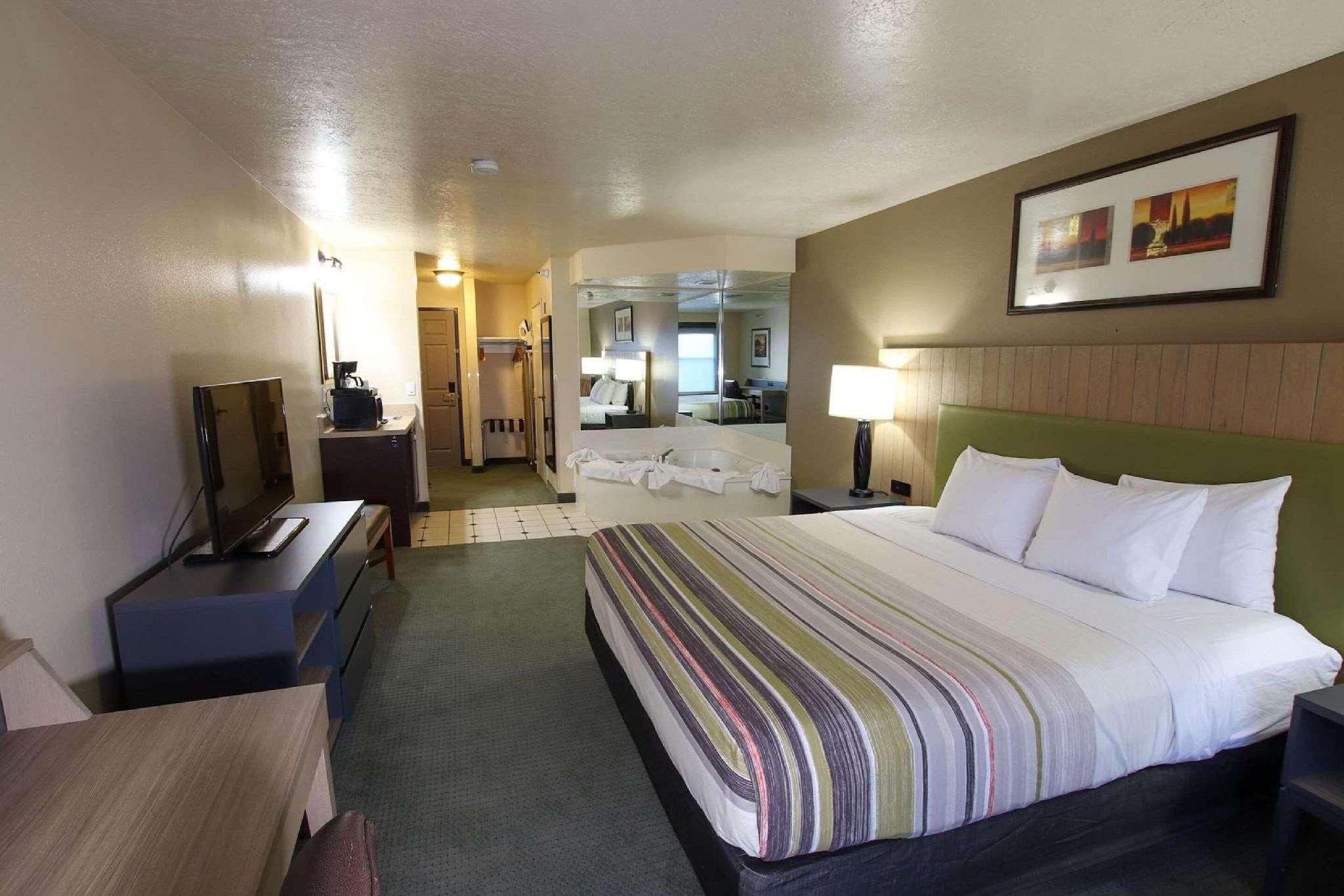 1 King Bed, Suite, Nonsmoking