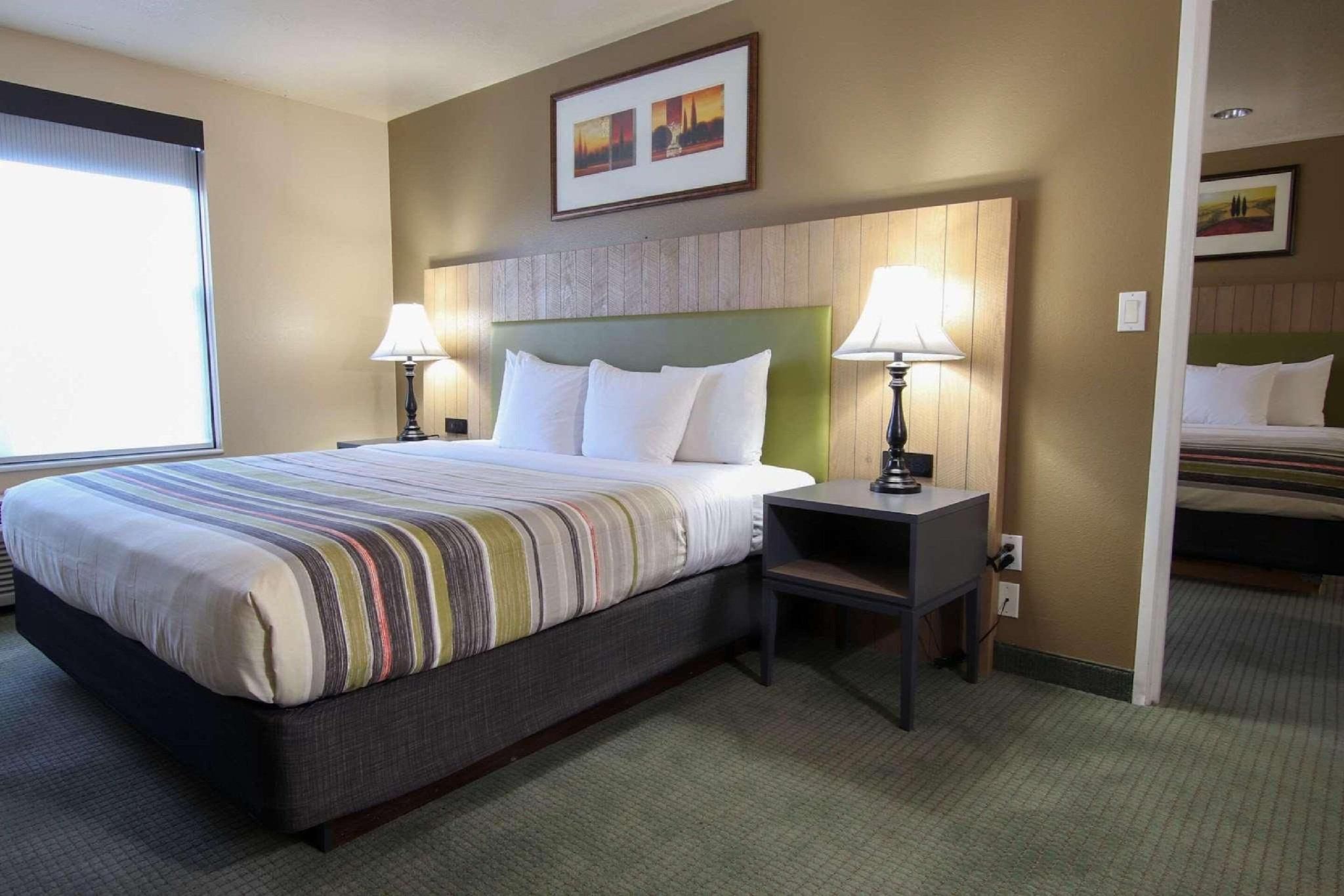 1 King Bed, 2 Queen Beds, Nonsmoking