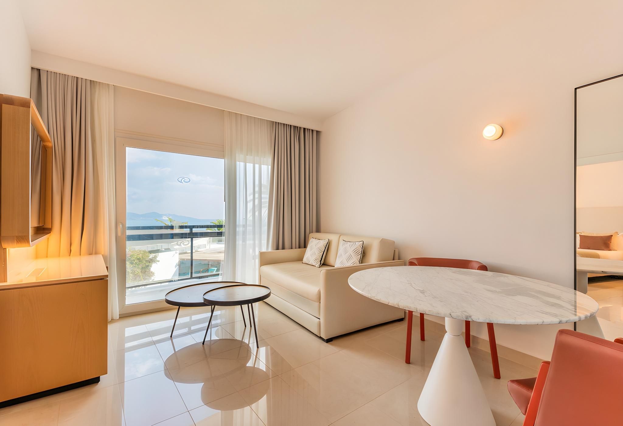 Superior Panoramic Sea View Suite for 4 Adults