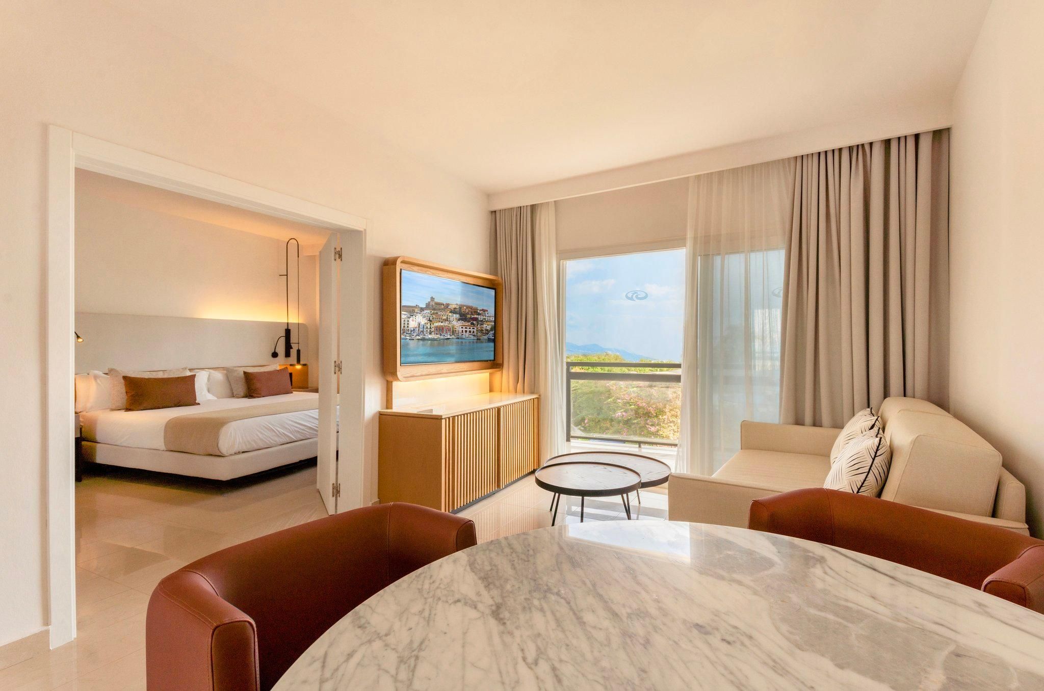 Superior Panoramic Sea View Suite for 4 Adults