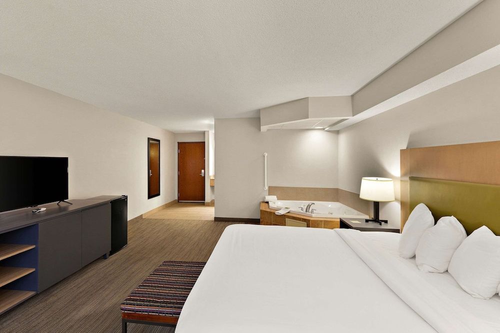 Suite, 1 King Bed, Non Smoking, Jetted Tub