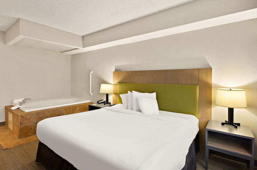 Suite, 1 King Bed, Accessible, Jetted Tub (NonSmoking )