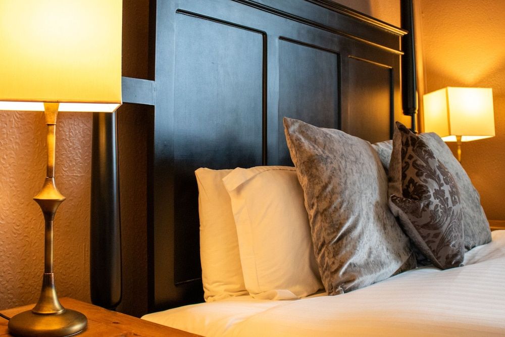 The Scole Hotel Double Room, Ensuite (4 poster) 5