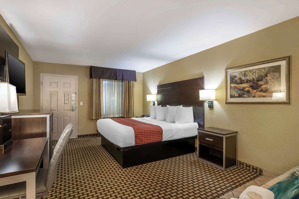 Standard Room, 1 King Bed, Smoking, Jetted Tub