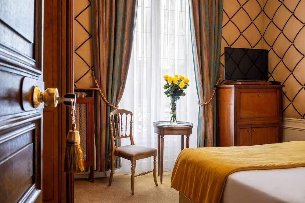 Grand Hotel des Templiers Classic Double Room Single Use, Private Bathroom 3