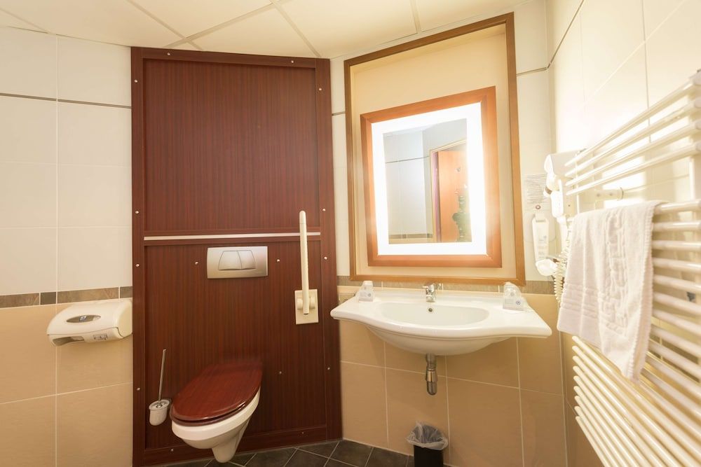 Kyriad Limoges Centre - Gare - Atrium Quadruple room, 1 double bed and 1 sofa bed 7