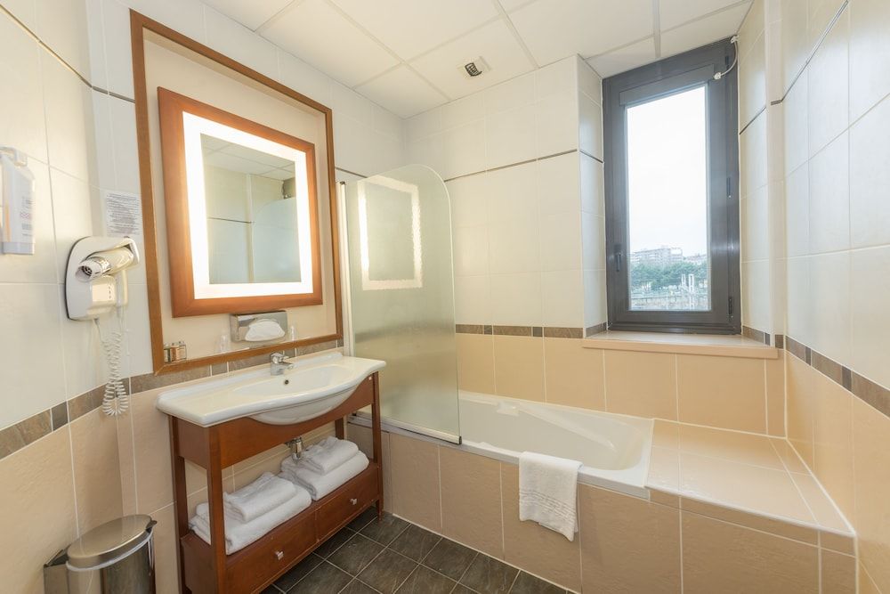 Kyriad Limoges Centre - Gare - Atrium Quadruple room, 1 double bed and 1 sofa bed 6