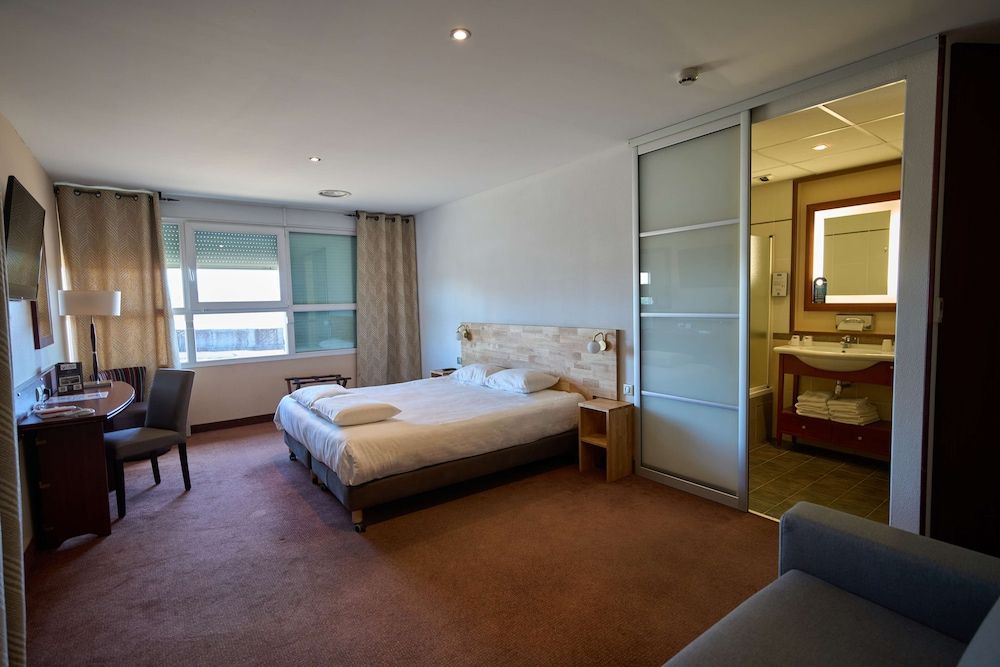 Kyriad Limoges Centre - Gare - Atrium Quadruple room, 1 double bed and 1 sofa bed 5