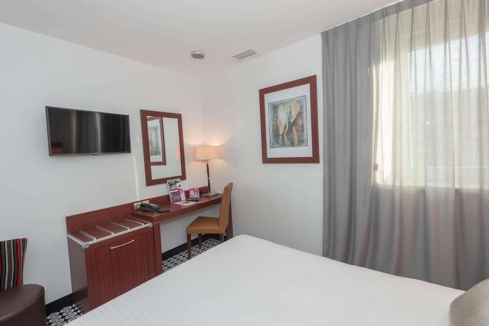 Kyriad Limoges Centre - Gare - Atrium Quadruple room, 1 double bed and 1 sofa bed 9