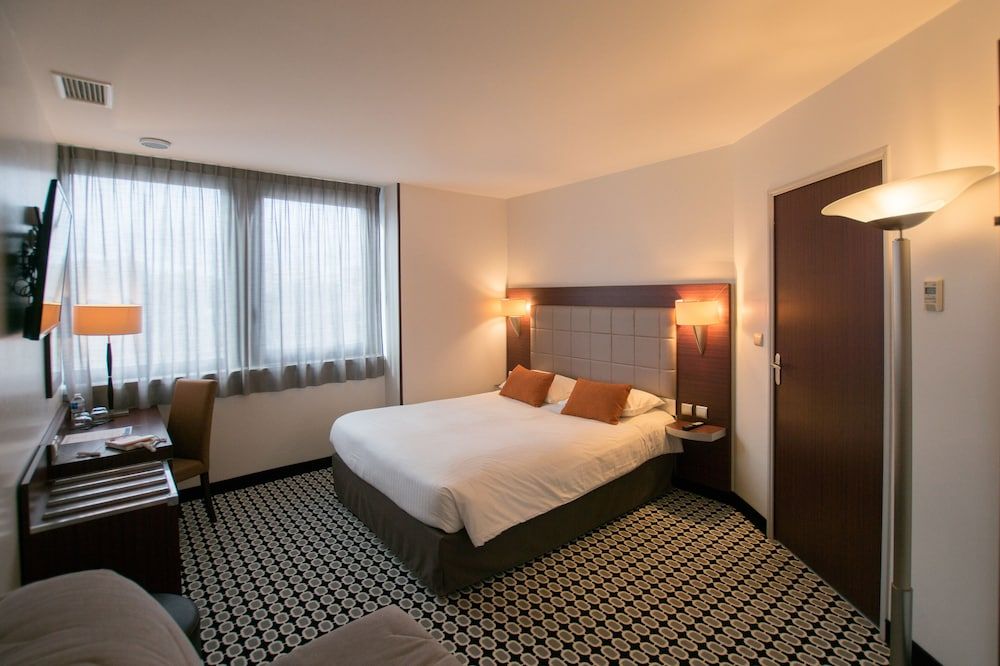 Kyriad Limoges Centre - Gare - Atrium Quadruple room, 1 double bed and 1 sofa bed 2